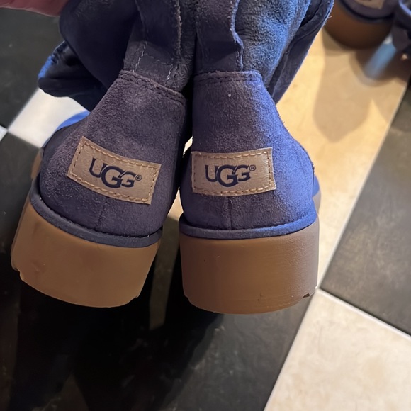 Ugg size 6 ankle boot - Picture 2 of 4